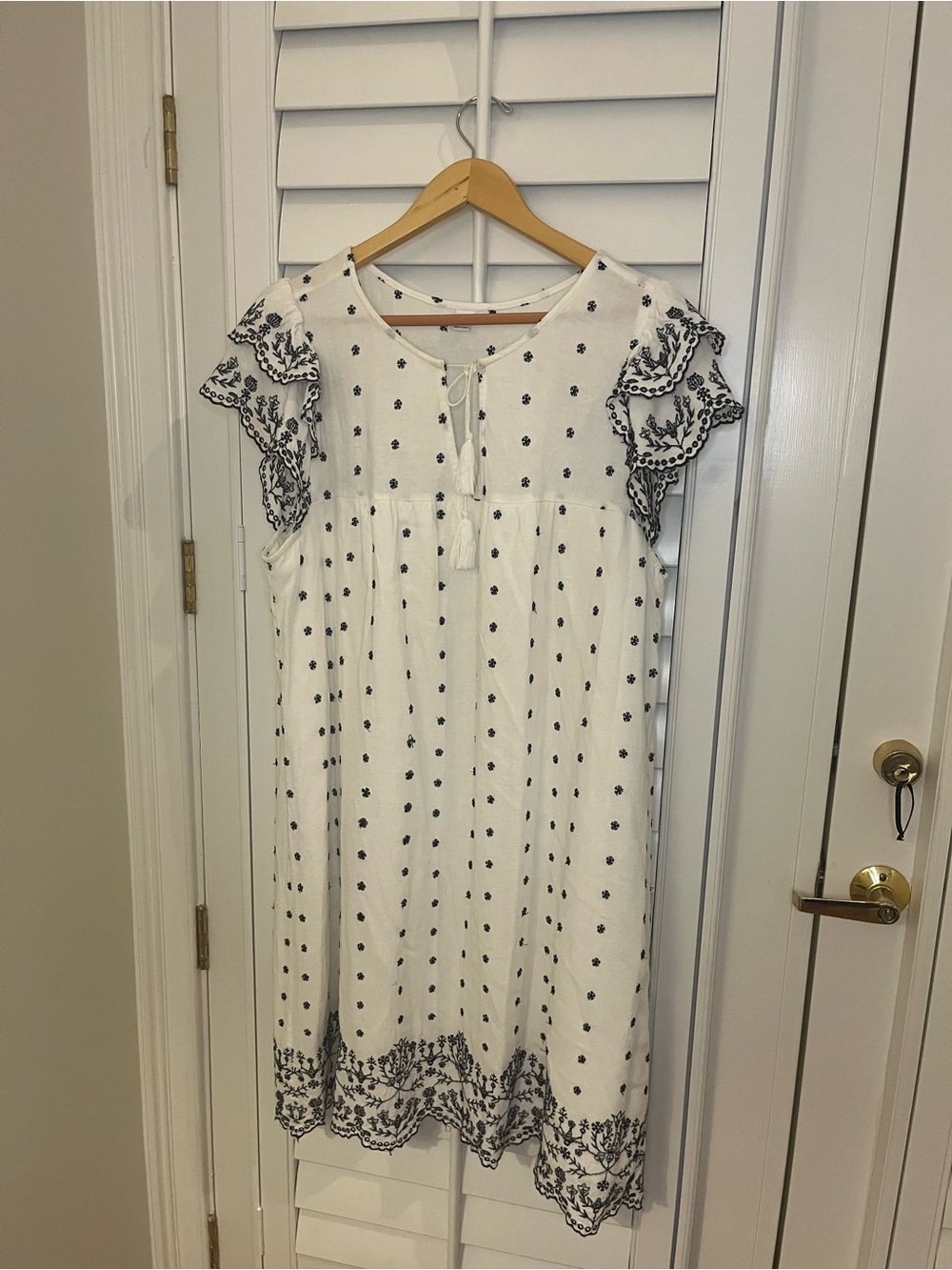 Old Navy White Midi Dress with Navy Embroidery XL